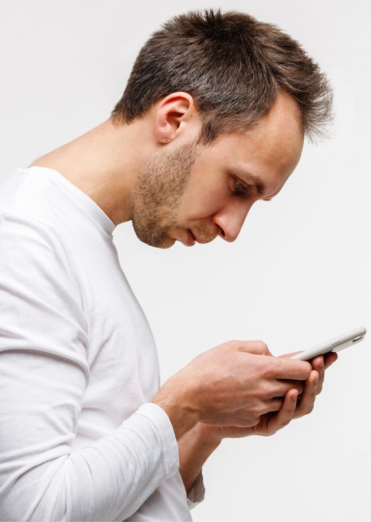 RWP_5-6_21_Wiktoria_Krzosek_Natalia_Kula_SZYJA_SMARTFONOWA_iStock