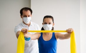 Jak zmieniły się wytyczne fizjoterapii pacjentów z COVID-19 w warunkach szpitalnych?