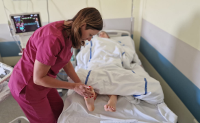 Fizjoterapeutka uroginekologiczna opiekuje się kobietami po porodach w WSZ w Kielcach Fot. WSzZ Kielce