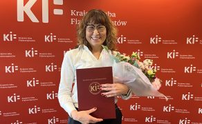 26 maja dr Tomasz Dybek, prezes KRF, zaprosił prof. Smolis – Bąk do biura Krajowej Izby Fizjoterapeutów. Podczas spotkania pogratulował wyboru na tak zaszczytną funkcję oraz wręczył list gratulacyjny wraz z bukietem kwiatów.