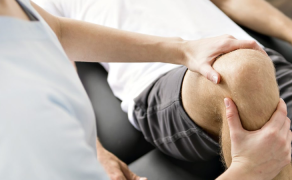 Uszkodzenie więzadła krzyżowego przedniego (ACL) – leczenie zachowawcze czy chirurgiczne