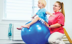 RWP_4_24_Yurii_Bobrushko_FIZJOTERAPIA_U_DZIECKA_Z_ZABURZENIAMI_NEUROLOGICZNYMI_iStock-2171012192