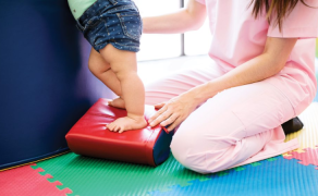 Rozwój lokomocji dwunożnej w życiu osobniczym człowieka