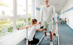 Aktywność fizyczna po rewizyjnej endoprotezoplastyce stawu kolanowego, w tym powrót do sportu i pracy – przegląd systematyczny z metaanalizą oraz oceną GRADE