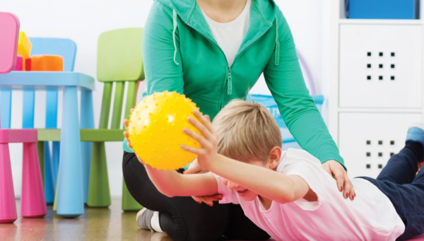 Znaczenie przetwarzania informacji sensorycznych i rozwoju układu nerwowego dla kształtowania kontroli posturalnej u dzieci we wczesnym dzieciństwie